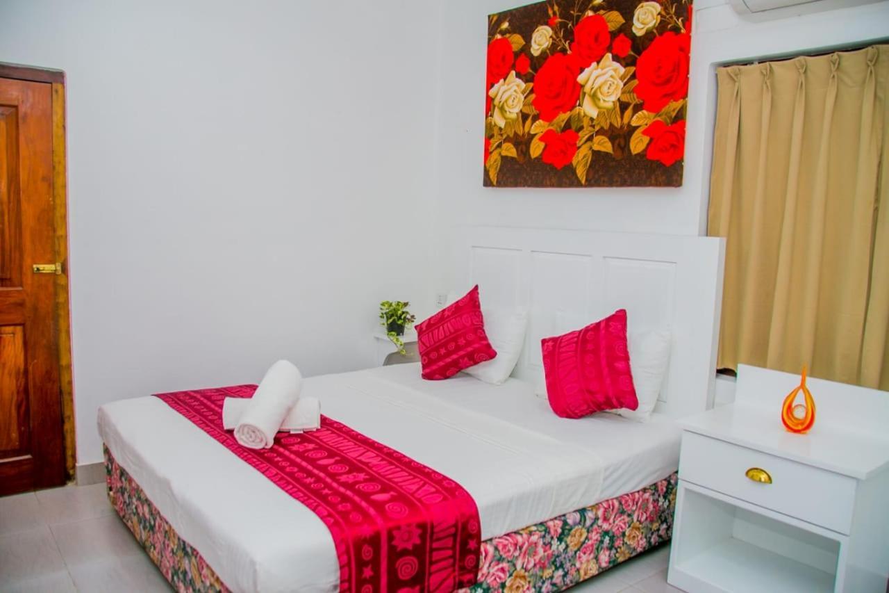 Niwahana Transit City Hotel Katunayaka Extérieur photo