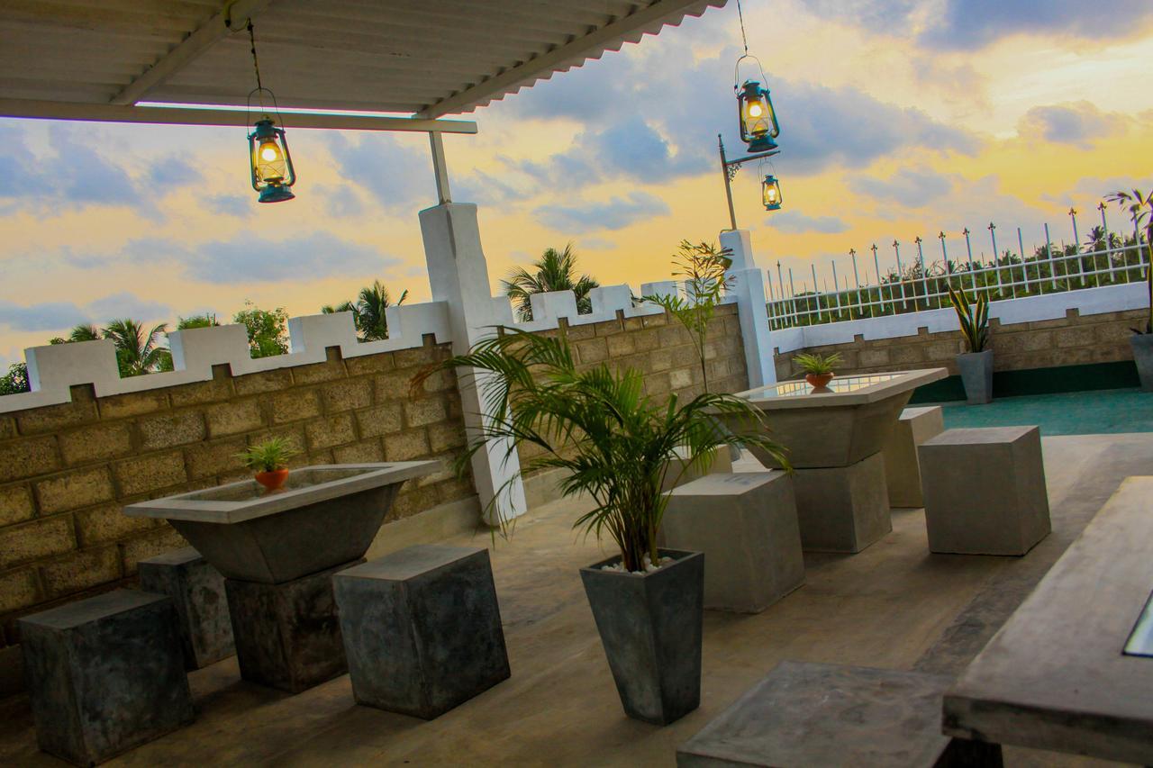 Niwahana Transit City Hotel Katunayaka Extérieur photo