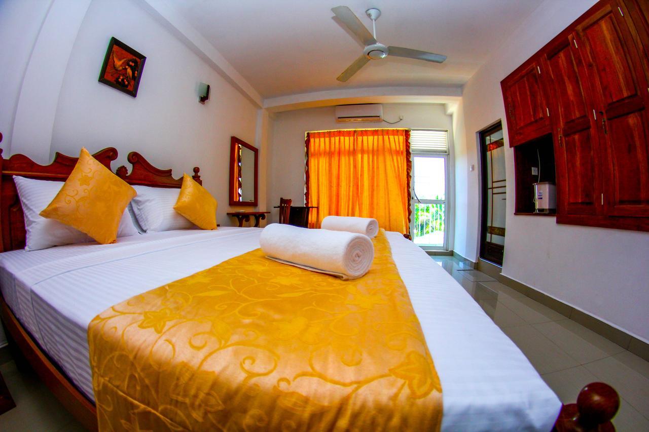 Niwahana Transit City Hotel Katunayaka Extérieur photo