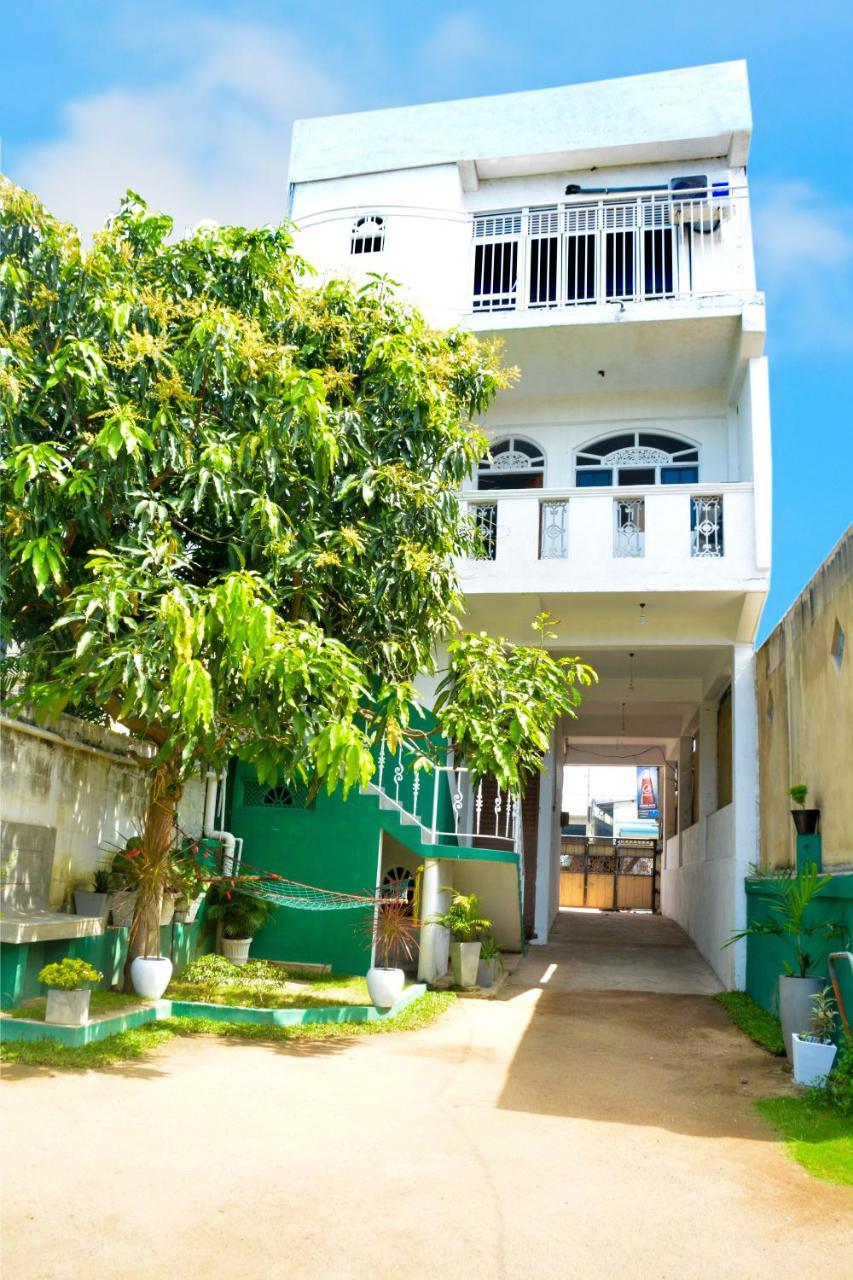 Niwahana Transit City Hotel Katunayaka Extérieur photo
